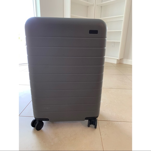 AWAY Handbags - AWAY The Bigger Carry On